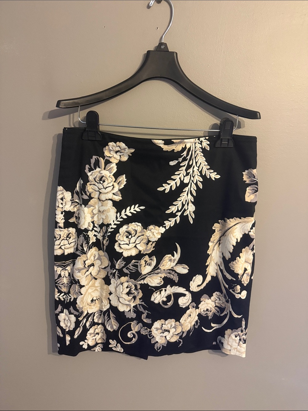White House - Black Market Floral Pencil
Skirt. Black/White. Size 6.
